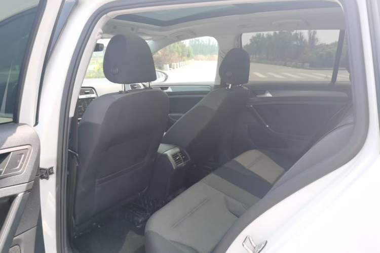 Used Volkswagen Golf 2019 1.8TSI Travel Edition Interior 4