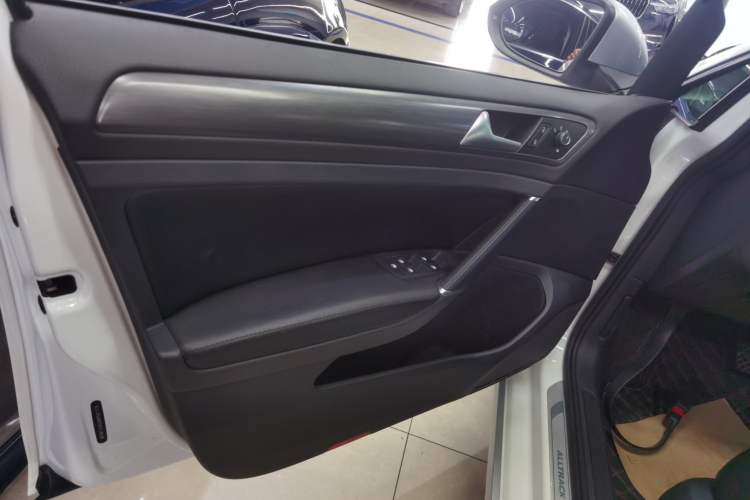 Used Volkswagen Golf 2019 1.8TSI Travel Edition Interior 4