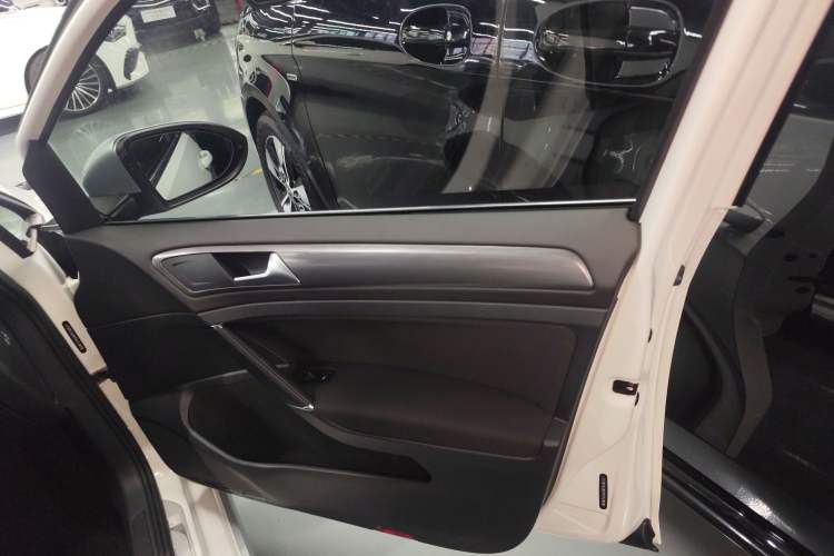 Used Volkswagen Golf 2019 1.8TSI Travel Edition Interior 5