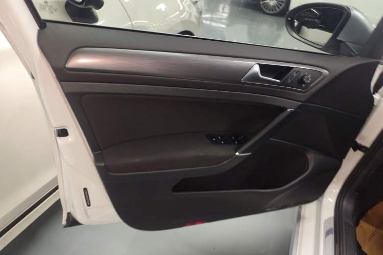 Used Volkswagen Golf 2019 1.8TSI Travel Edition Interior 7