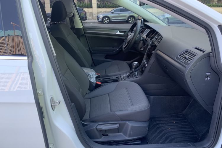 Used Volkswagen Golf 2019 1.8TSI Travel Edition Interior 8