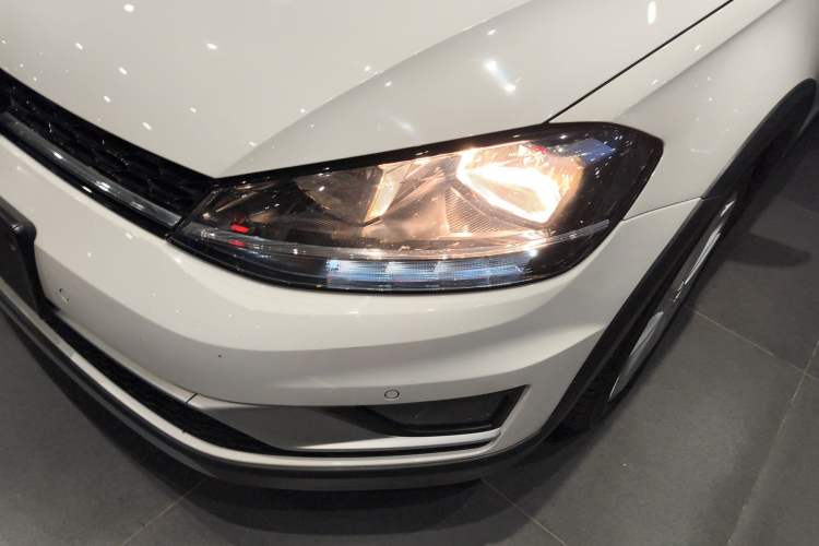 Used Volkswagen Golf 2019 1.8TSI Travel Edition Left Front Headlight