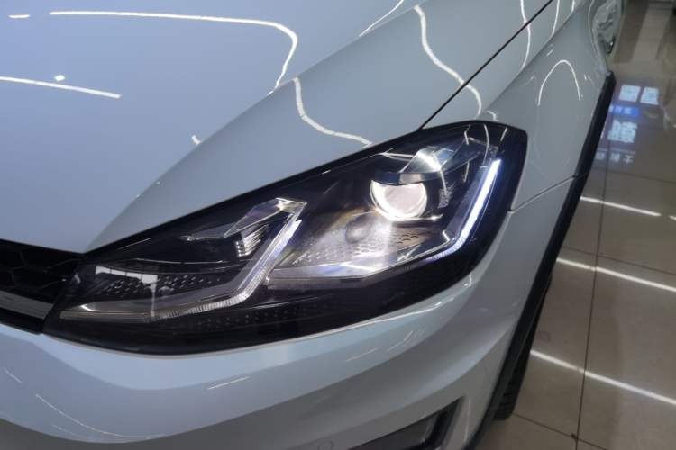 Used Volkswagen Golf 2019 1.8TSI Travel Edition Left Front Headlight