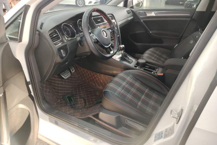 Used Volkswagen Golf 2019 1.8TSI Travel Edition Left Front Seat