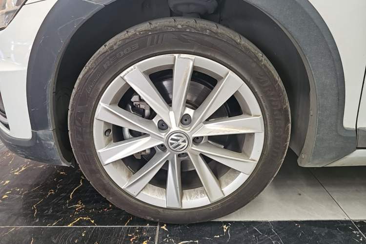Used Volkswagen Golf 2019 1.8TSI Travel Edition Left Front Wheel Hub