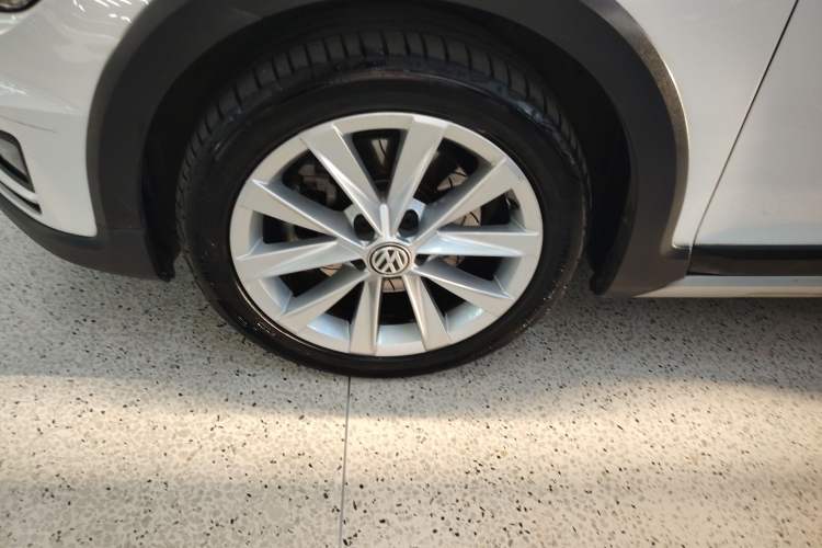 Used Volkswagen Golf 2019 1.8TSI Travel Edition Left Front Wheel Hub