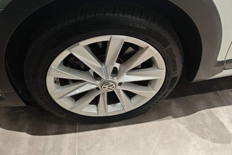 Used Volkswagen Golf 2019 1.8TSI Travel Edition Left Front Wheel Hub