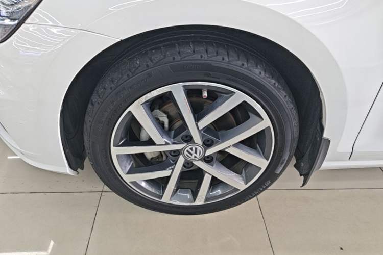 Used Volkswagen Golf 2019 280TSI DSG Luxury Version China VI Standard Left Front Wheel Hub