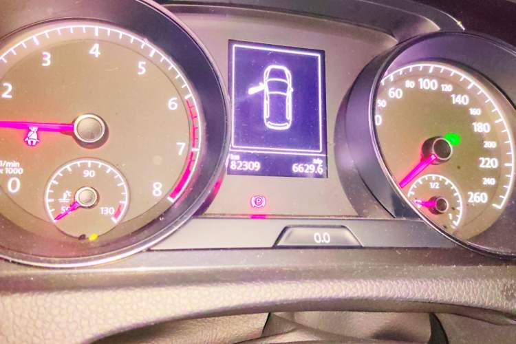 Used Volkswagen Golf 2019 280TSI DSG Comfort Version China VI Standard Odometer Close Up