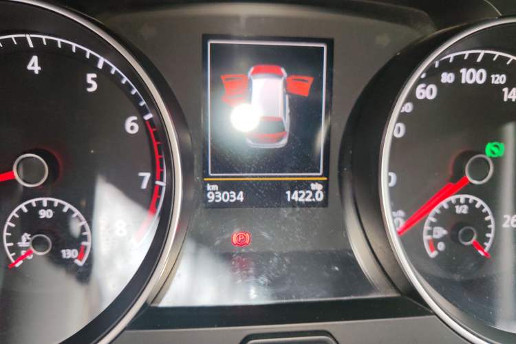 Used Volkswagen Golf 2019 1.8TSI Travel Edition Odometer Close Up