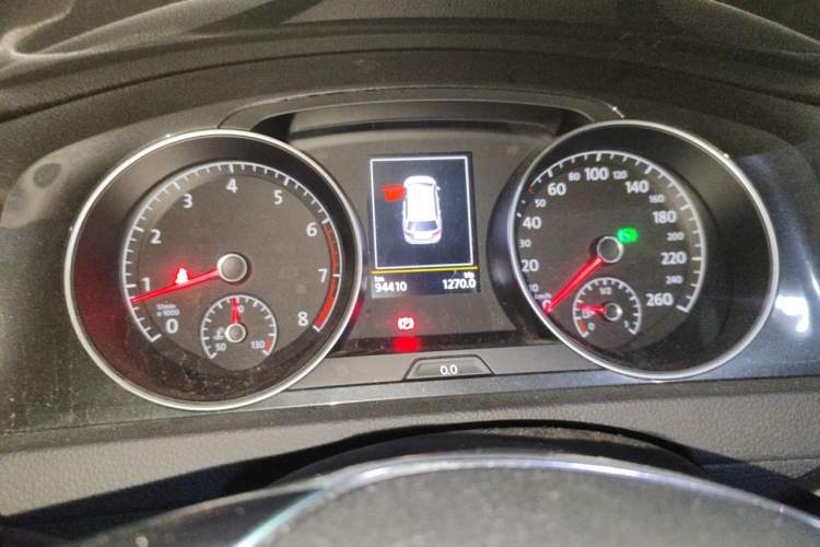 Used Volkswagen Golf 2019 1.8TSI Travel Edition Odometer Close Up