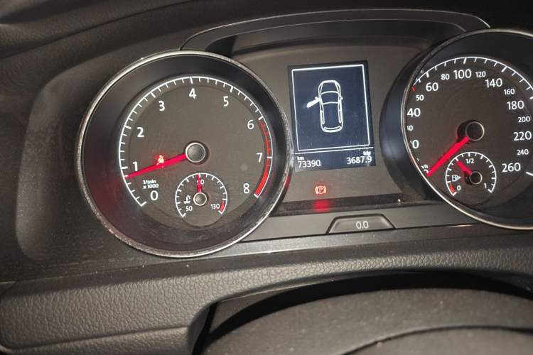 Used Volkswagen Golf 2019 280TSI DSG Luxury Version China VI Standard Odometer Close Up