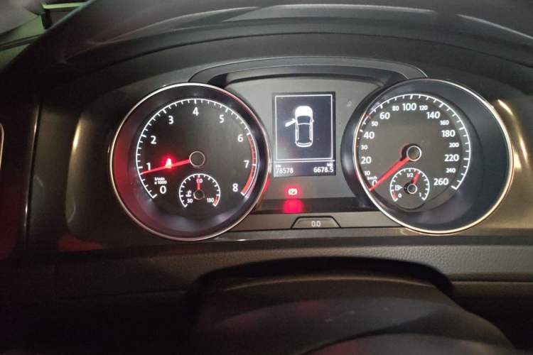Used Volkswagen Golf 2019 280TSI DSG Luxury Version China VI Standard Odometer Close Up