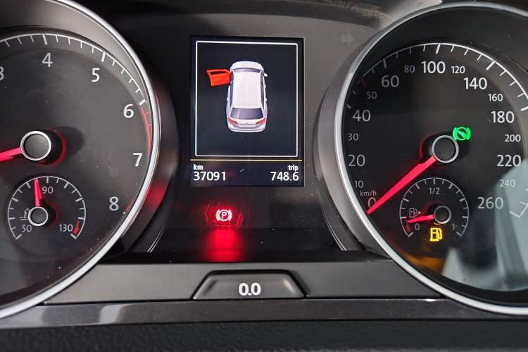 Used Volkswagen Golf 2019 1.8TSI Travel Edition Odometer Close Up