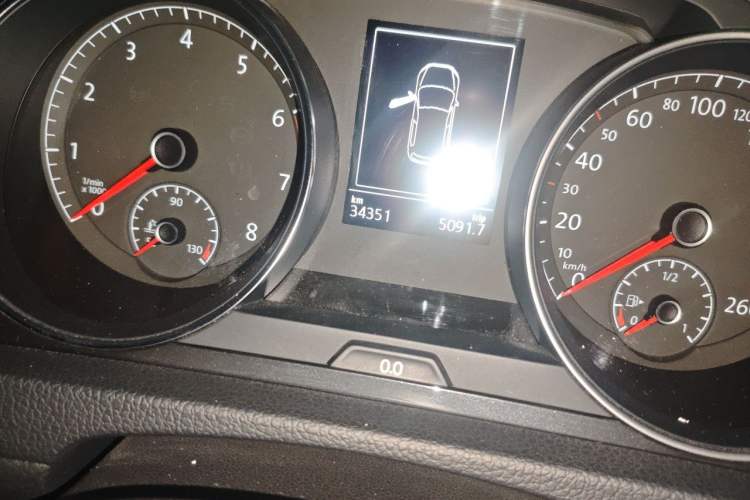 Used Volkswagen Golf 2019 280TSI DSG Luxury Version China VI Standard Odometer Close Up