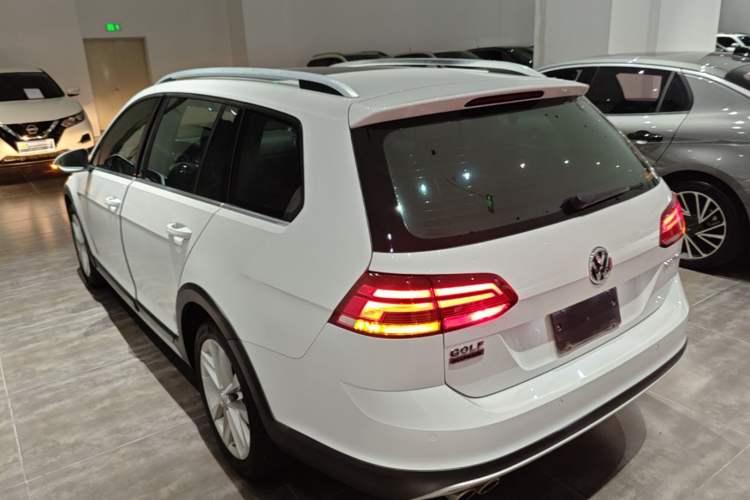 Used Volkswagen Golf 2019 1.8TSI Travel Edition Rear Left 45 Deg