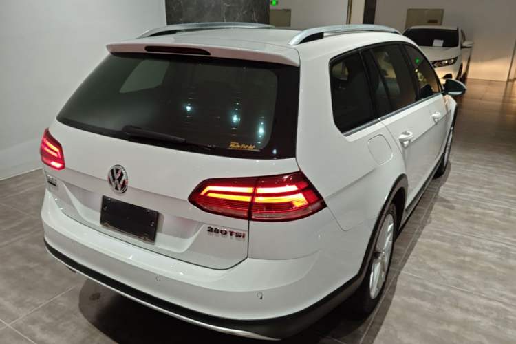 Used Volkswagen Golf 2019 1.8TSI Travel Edition Rear Right 45 Deg