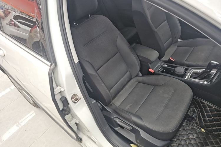 Used Volkswagen Golf 2019 1.8TSI Travel Edition Right Front Seat