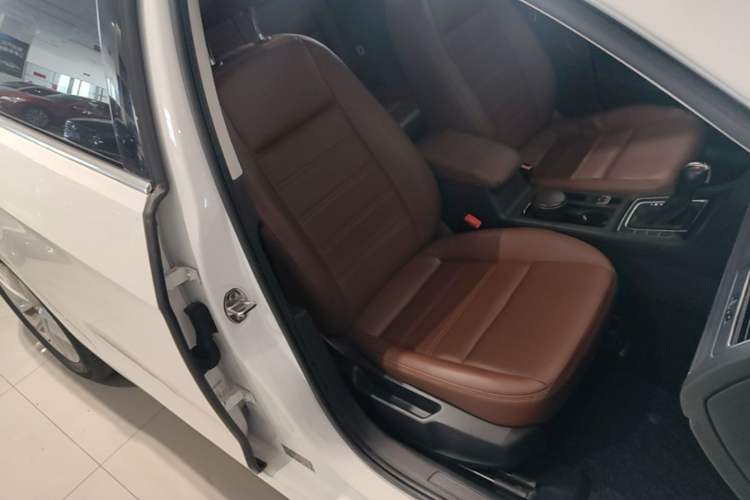 Used Volkswagen Golf 2019 200TSI DSG Comfort & Ambition Edition China VI Standard Right Front Seat