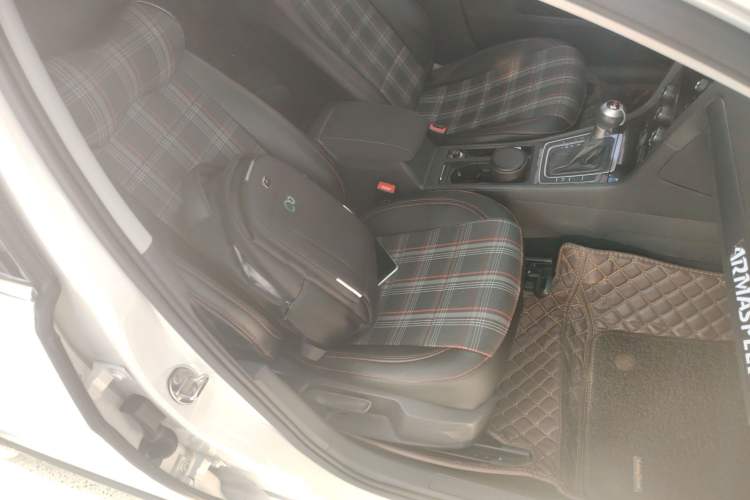 Used Volkswagen Golf 2019 1.8TSI Travel Edition Right Front Seat