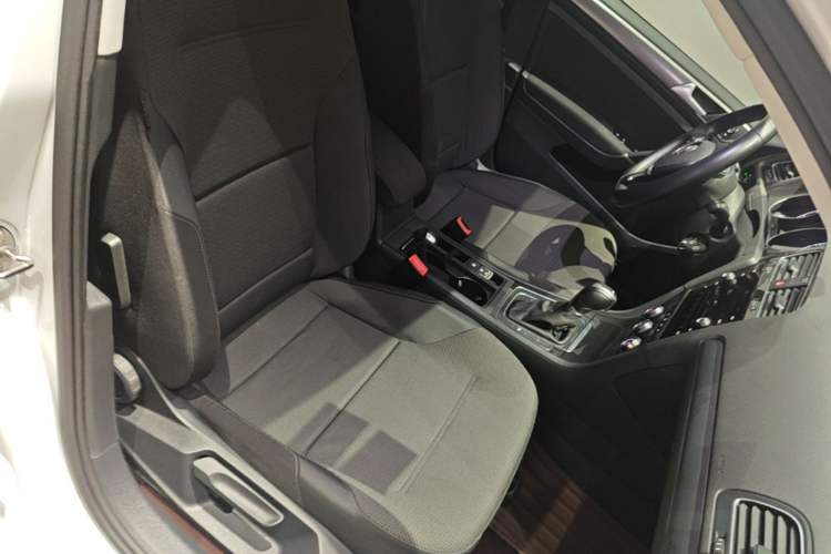 Used Volkswagen Golf 2019 1.8TSI Travel Edition Right Front Seat