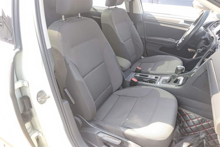 Used Volkswagen Golf 2019 1.8TSI Travel Edition Right Front Seat