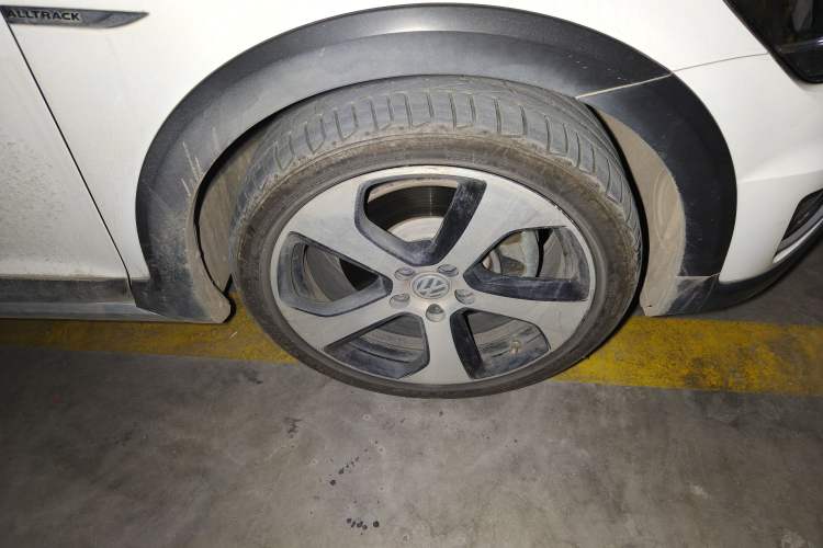 Used Volkswagen Golf 2019 1.8TSI Travel Edition Right Front Wheel Hub
