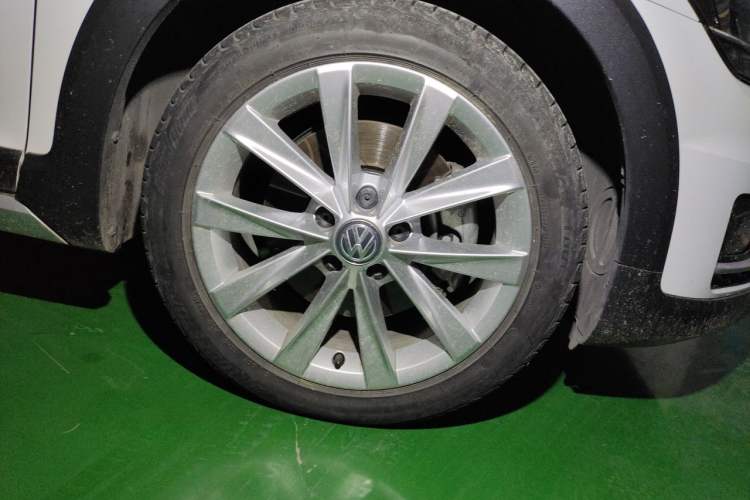 Used Volkswagen Golf 2019 1.8TSI Travel Edition Right Front Wheel Hub