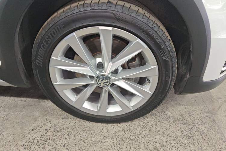 Used Volkswagen Golf 2019 1.8TSI Travel Edition Right Front Wheel Hub
