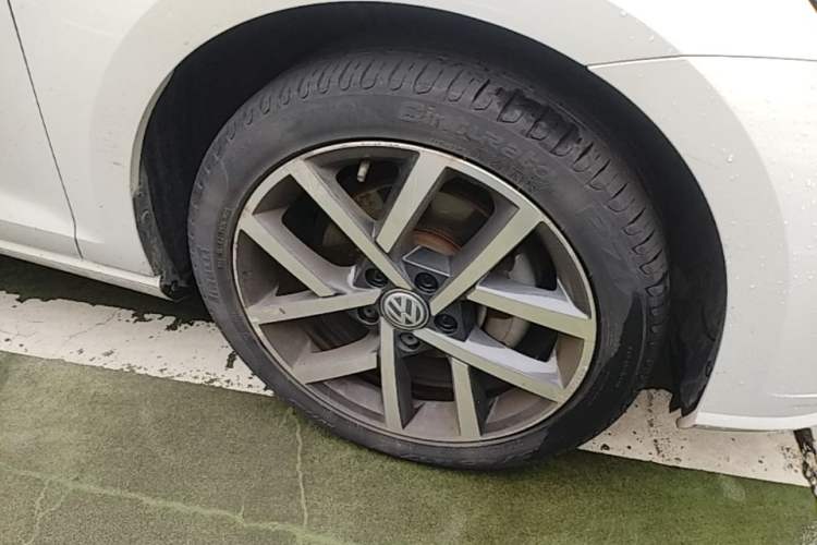 Used Volkswagen Golf 2019 280TSI DSG Luxury Version China VI Standard Right Front Wheel Hub