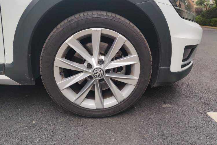 Used Volkswagen Golf 2019 1.8TSI Travel Edition Right Front Wheel Hub