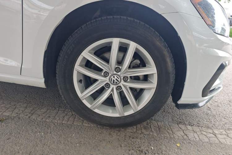 Used Volkswagen Golf 2019 200TSI DSG Comfort Version China VI Standard Right Front Wheel Hub