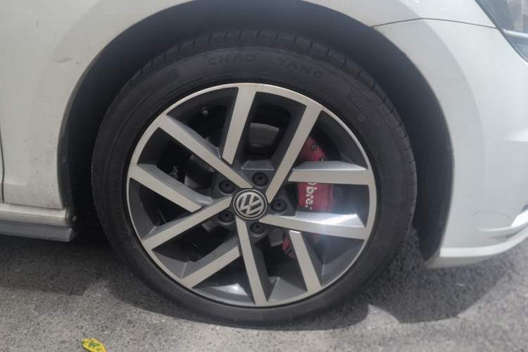 Used Volkswagen Golf 2019 280TSI DSG Luxury Version China VI Standard Right Front Wheel Hub