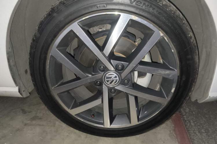 Used Volkswagen Golf 2019 280TSI DSG Luxury Version China VI Standard Right Front Wheel Hub