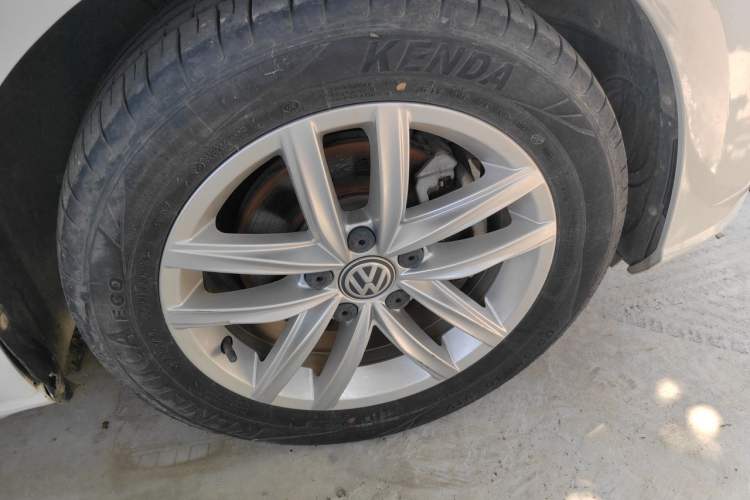Used Volkswagen Golf  Right Front Wheel Hub