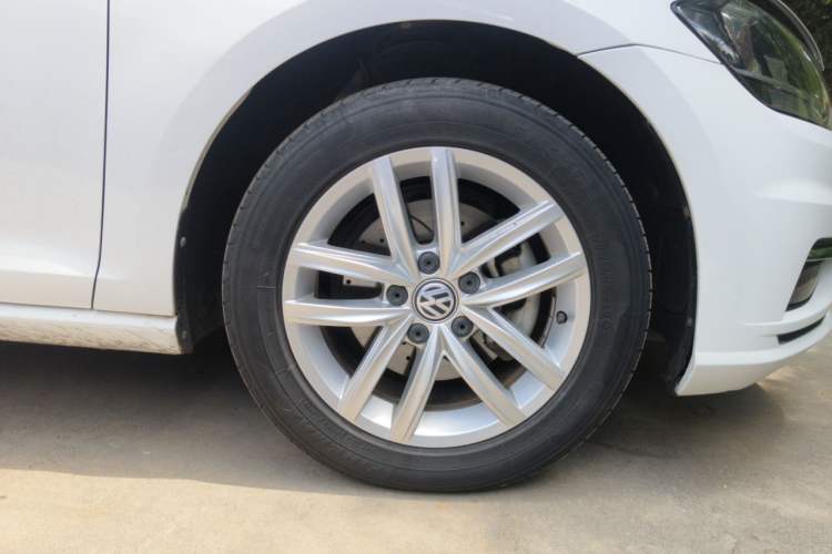 Used Volkswagen Golf 2019 280TSI DSG Comfort Version China VI Standard Right Front Wheel Hub