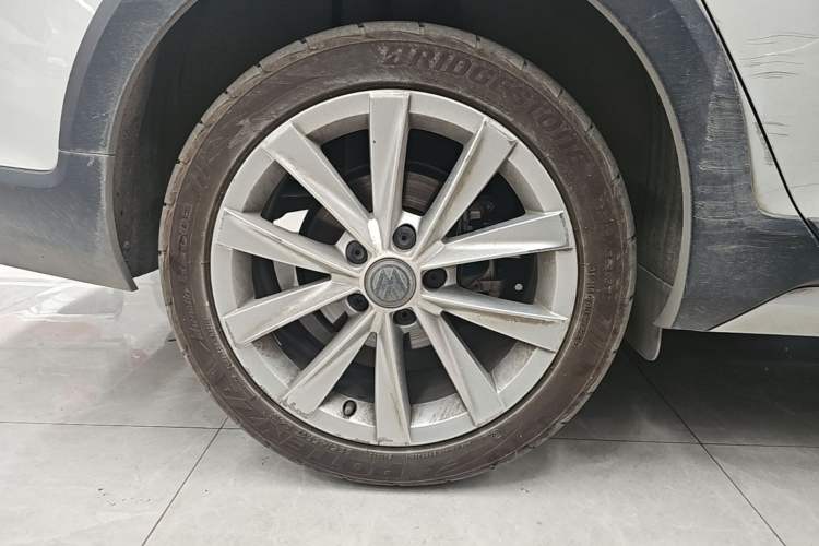 Used Volkswagen Golf 2019 1.8TSI Travel Edition Right Rear Wheel Hub