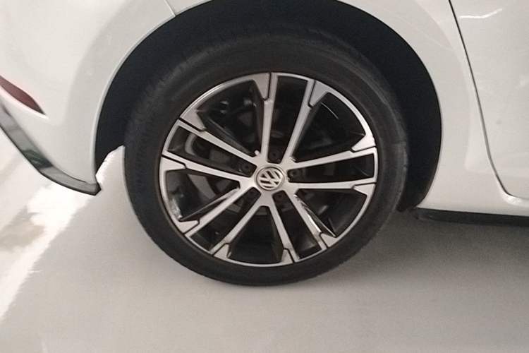 Used Volkswagen Golf 2019 280TSI DSG R-Line China VI Standard Right Rear Wheel Hub