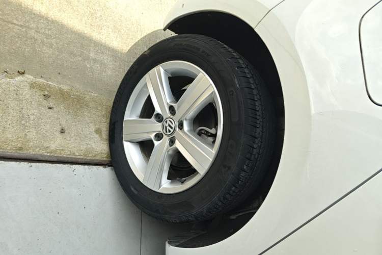 Used Volkswagen Golf 2019 1.6L Automatic Fashion Model China V Standard Right Rear Wheel Hub