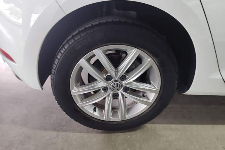 Used Volkswagen Golf 2019 200TSI DSG Comfort & Ambition Edition China VI Standard Right Rear Wheel Hub