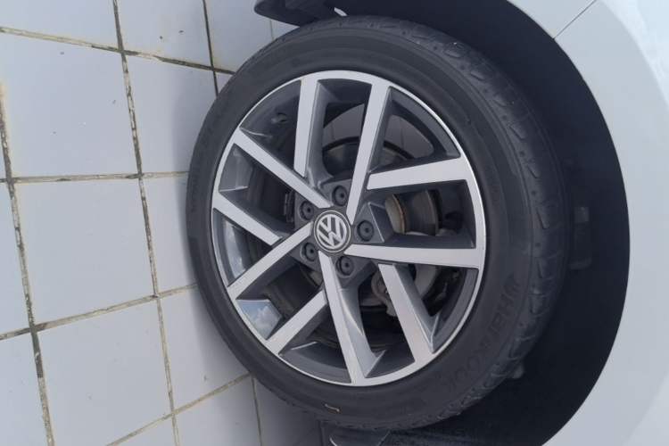 Used Volkswagen Golf 2019 200TSI DSG Comfort & Ambition Edition China VI Standard Right Rear Wheel Hub