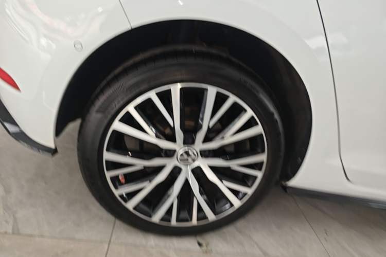 Used Volkswagen Golf 2019 280TSI DSG Flagship Model China V Standard Right Rear Wheel Hub