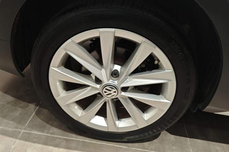 Used Volkswagen Golf 2019 1.8TSI Travel Edition Right Rear Wheel Hub