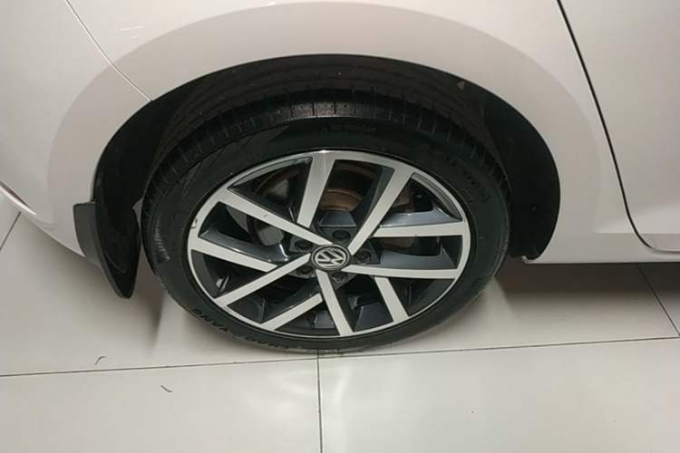 Used Volkswagen Golf 2019 280TSI DSG Luxury Version China V Standard Right Rear Wheel Hub