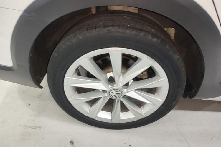 Used Volkswagen Golf 2019 1.8TSI Travel Edition Right Rear Wheel Hub