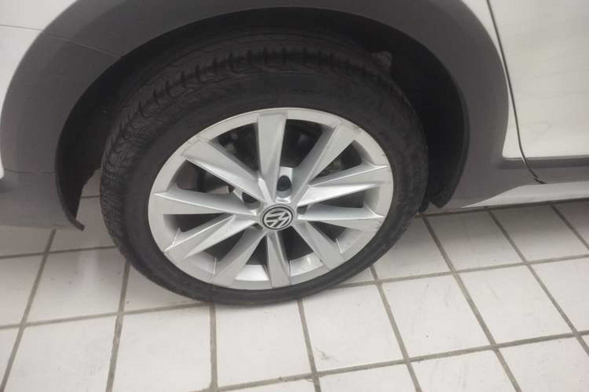 Used Volkswagen Golf 2019 1.8TSI Travel Edition Right Rear Wheel Hub