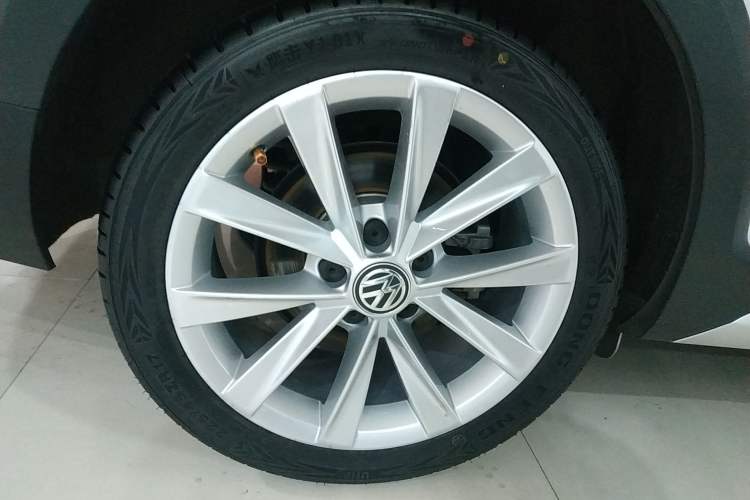 Used Volkswagen Golf 2019 1.8TSI Travel Edition Right Rear Wheel Hub