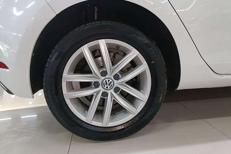 Used Volkswagen Golf 2019 200TSI DSG Comfort & Ambition Edition China VI Standard Right Rear Wheel Hub