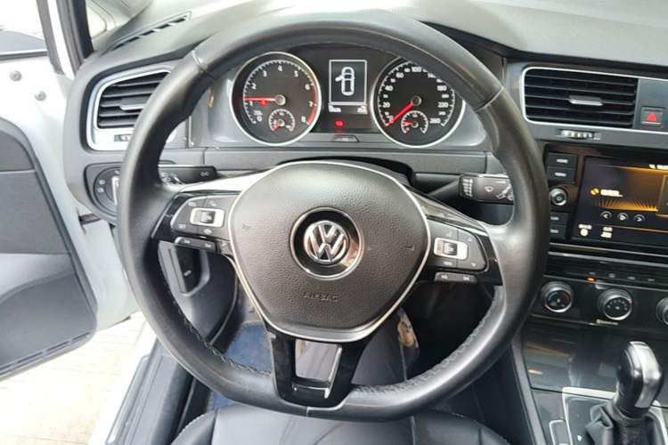 Used Volkswagen Golf 2019 200TSI DSG Comfort & Ambition Edition China VI Standard Steering Wheel