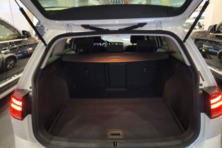 Used Volkswagen Golf 2019 1.8TSI Travel Edition Trunk